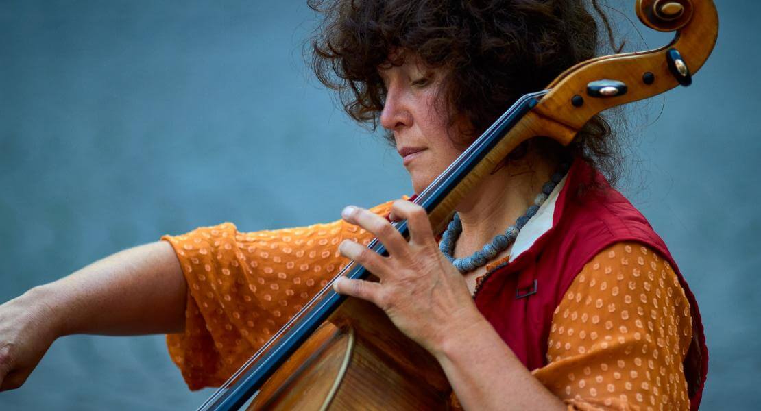 Femme jouant du violoncelle